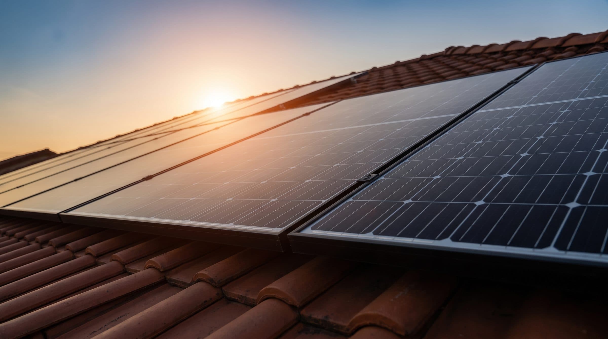 Detail fotovoltaických panelů na střeše